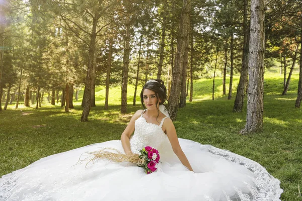 花の紫と白のウェディング ブーケを持って花嫁 結婚式のブーケを持つ花嫁 — ストック写真