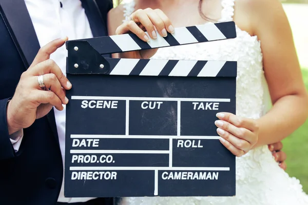 Mutlu güzel gelin ve damat, kadın clapper kurulu, sinema kurulu tutar