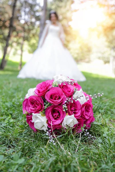 Buquê Casamento Roxo Branco Flores — Fotografia de Stock