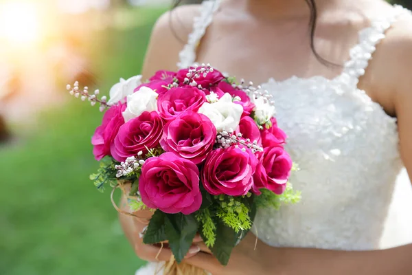 Noiva Segurando Buquê Flores Casamento Roxo Branco Noiva Com Buquê — Fotografia de Stock