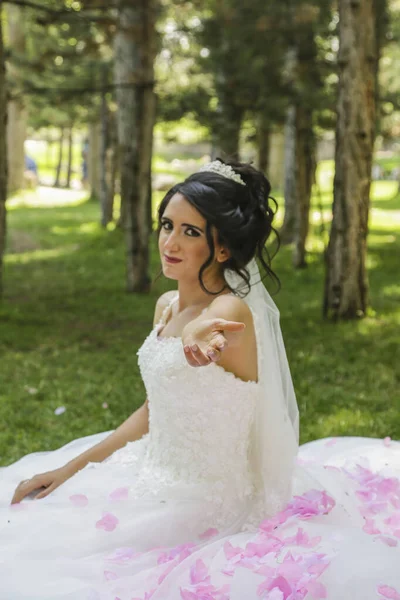 Mariée Assise Sur Herbe Avec Des Pétales Rose Mariée Heureuse — Photo