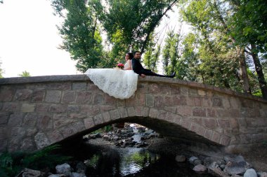 Düğün günlerinde mutlu gelin ve damat. Damat ile güzel gelin.