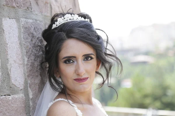 Schöne Braut Gegen Steinmauer — Stockfoto