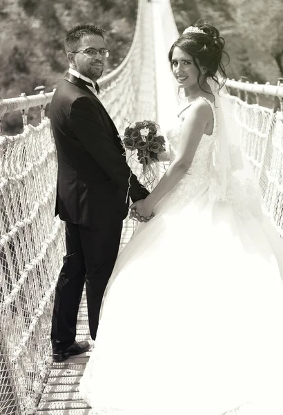 결혼식 신부와 신랑을 위하여 부부는 껴안고 있습니다 드레스를 아름다운 슈트를 — 스톡 사진
