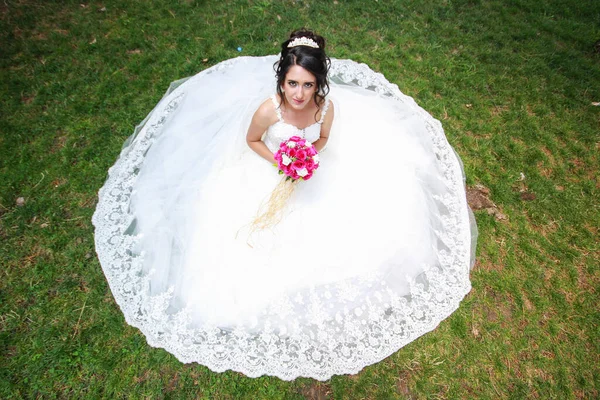 Belle Mariée Avec Bouquet Fleurs — Photo