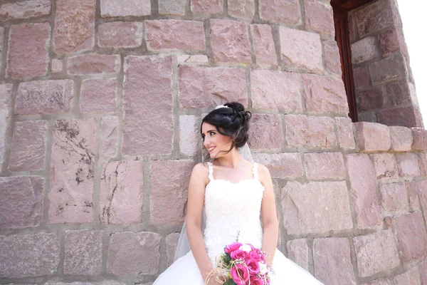 Belle Mariée Avec Bouquet Fleurs — Photo