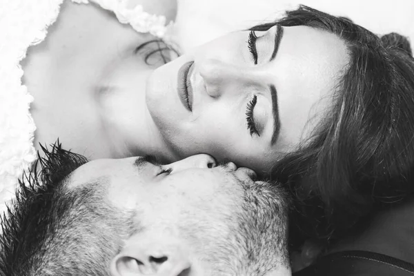 Buon Sposo Sposa Giorno Del Loro Matrimonio Coppia Nuziale Sulla — Foto Stock