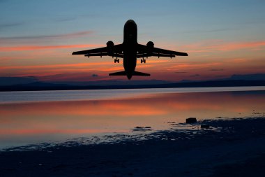 Gökyüzünde bir uçak. Yaz tatili ve seyahat macerası konseptini kopyala. Uçak gökyüzü ve güneş ışığı