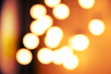 Karanlık arka planda bulanık ışıklar. Tatil kartları için soyut arkaplan