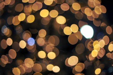 Karanlık arka planda bulanık ışıklar. Tatil kartları için soyut arkaplan