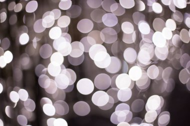 Karanlık arka planda bulanık ışıklar. Tatil kartları için soyut arkaplan