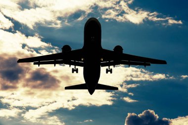 Gökyüzünde bir uçak. Yaz tatili ve seyahat macerası konseptini kopyala. Uçak gökyüzü ve güneş ışığı