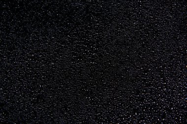 Yağmur damlalı siyah cam. Arkaplan için yağmur damlaları yakın plan 