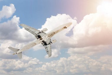Gökyüzünde bir uçak. Yaz tatili ve seyahat macerası konseptini kopyala. Uçak gökyüzü ve güneş ışığı