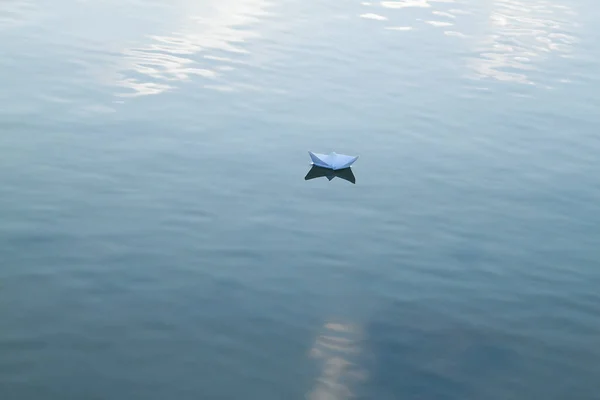 Origami Papper Båt Vatten Som Orsakar Vågor Och Ringar — Stockfoto