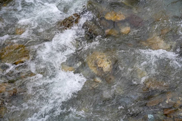 Bahar ormanında şelalesi olan güzel bir dağ deresi.