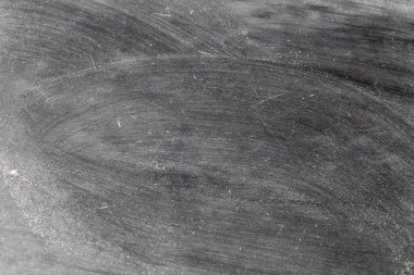 Tebeşir karatahtaya kazınmış. Metin ya da grafik tasarım eklemek için doku. Eğitim kavramı.