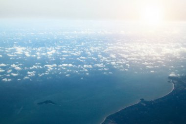Bulutları yakın mavi gökyüzü. mavi gökyüzü arkaplanı