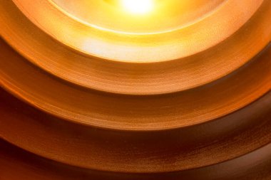 Karmaşık kırmızı, turuncu, kırmızı ve kahverengi soyut, dalgalı metalik tasarım