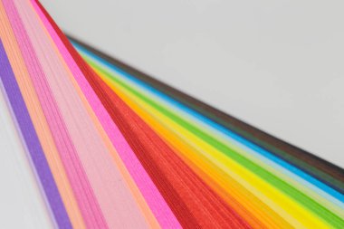 Renkli kağıt kıvrımlı şeritler parlak bir zemin oluşturuyor. Titrek gökkuşağı renkleri, yakın plan. Arkaplan için renkli soyut çizgiler.