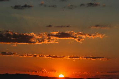 Ankara Türkiye semalarında gün batımı. Tarlanın üzerinde kızıl günbatımı gökyüzü olan güzel bir manzara.