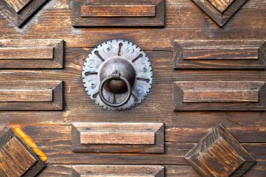 Yüzüklü eski ahşap kapılar