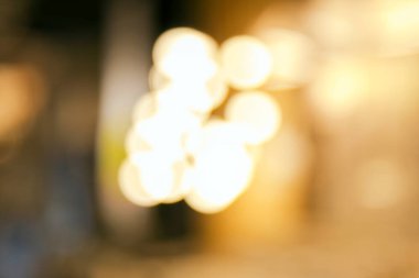 Karanlık arka planda bulanık ışıklar. Tatil kartları için soyut arkaplan