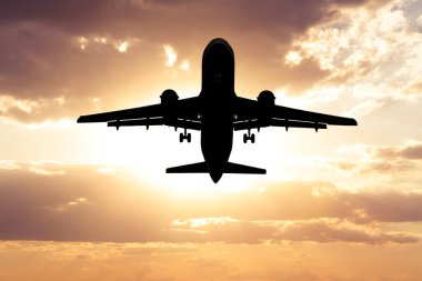 Gökyüzünde bir uçak. Yaz tatili ve seyahat macerası konseptini kopyala. Uçak gökyüzü ve güneş ışığı