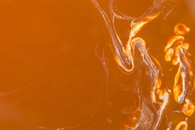 Arka plan olarak kullanmak için akrilik karışımının yakın plan soyut rengi. Mermer desenli akrilik doku, kahverengi ve turuncu mermer arka plan