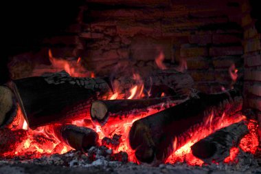 Şöminede yanan odun, yakın plan.