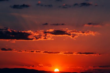 Ankara Türkiye semalarında gün batımı. Tarlanın üzerinde kızıl günbatımı gökyüzü olan güzel bir manzara.