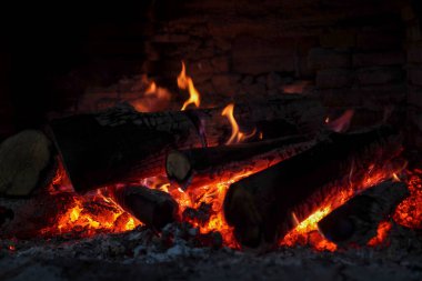 Şöminede yanan odun, yakın plan.