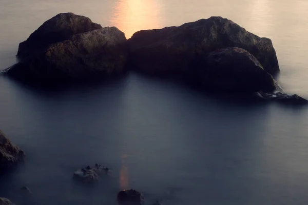 Deniz Kenarında Bir Sürü Kaya Uzun Pozlama Uzun Zamandır Deniz — Stok fotoğraf