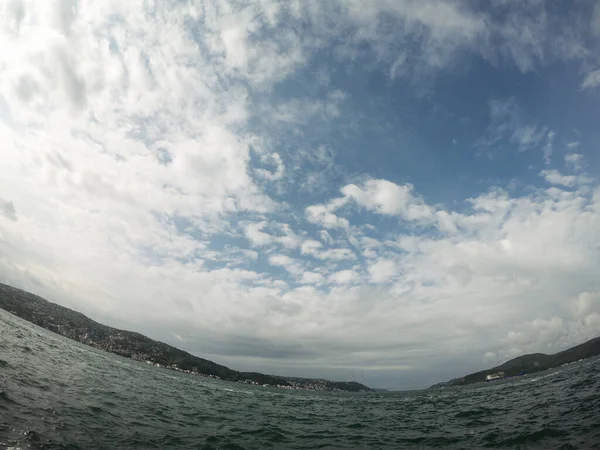 昼間は雲と波状の海が近づく青空 — ストック写真