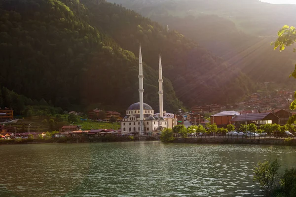 Türkiye 'nin en güzel turistik yerlerinden biri. Uzungol - alabalık gölü ve küçük bir köyü olan bir dağ vadisi.