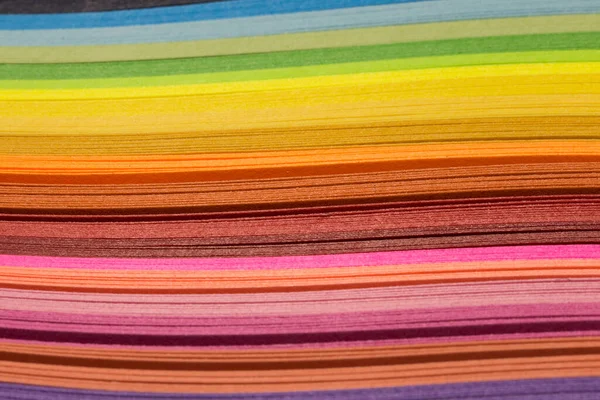 Многоцветные Перьевые Бумажные Изогнутые Полосы Образуют Яркий Фон Радужные Цвета — стоковое фото