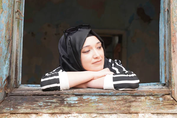 Portret Van Jonge Moslim Vrouw Met Hijab Hoofddoek Stad — Stockfoto