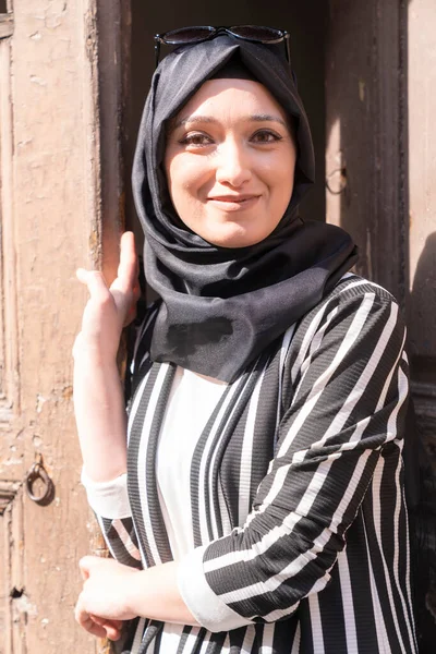 Portret Van Jonge Moslim Vrouw Met Hijab Hoofddoek Stad — Stockfoto