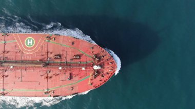 Kargo gemisi ithalat ve ticari lojistik, lojistik ve uluslararası konteyner gemisinin açık denizde nakliyesi insansız hava aracından havadan çekilen görüntüler.