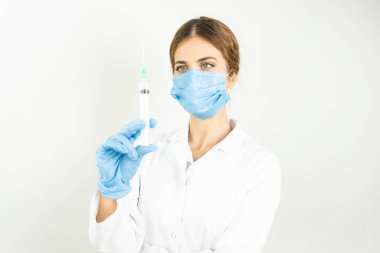 Sıvı aşılarla dolu bir şırıngayı laboratuvarda tutan doktor ya da bilim adamı olan Covid-19 Corona virüsüne karşı kavramsal mücadele: hastalıklar, tıbbi bakım, bilim