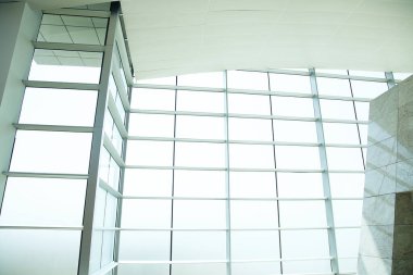 Modern iş merkezinin boş salonu. İç havaalanı. Havaalanı içi.