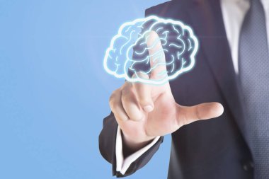 Sanal ekrandaki beyin düğmesine basan iş adamının kırpılmış bölümü 