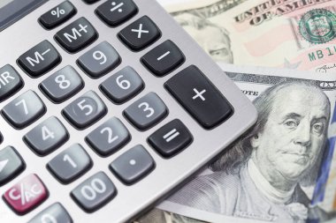 Dolar ve hesap makinesi yakın plan, mali geçmiş 