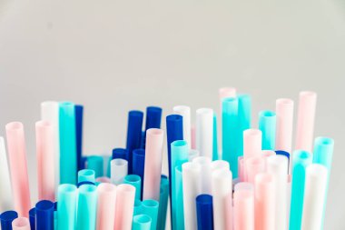 Plastik pipetlerle dolu, parti için arka plan, renkli ve parlak plastik pipetlerin fotokopi alanı ile kapatılması.