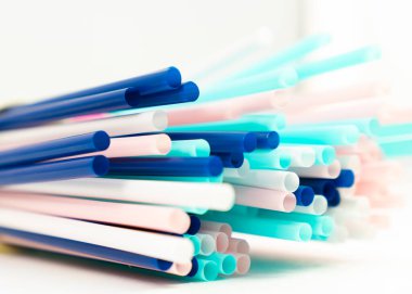 Plastik pipetlerle dolu, parti için arka plan, renkli ve parlak plastik pipetlerin fotokopi alanı ile kapatılması.