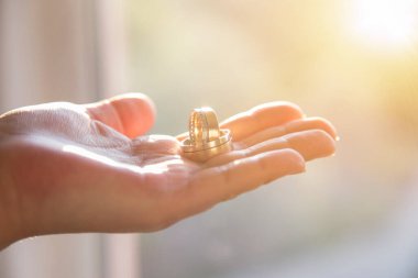 Alyanslar bulanık arka planda kadın elinde.