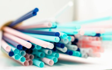 Plastik pipetlerle dolu, parti için arka plan, renkli ve parlak plastik pipetlerin fotokopi alanı ile kapatılması.