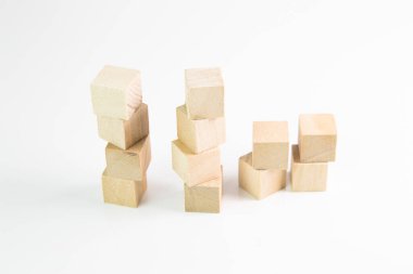 Beyaz arkaplanda izole edilmiş küçük tahta kare küpler