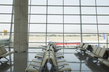 Modern iş merkezinin boş salonu. İç havaalanı. Havaalanı içi.