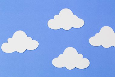 Bulutlu mavi gökyüzü, çerçeve, kopyalanmış uzay. El yapımı oyuncaklar. Soyut gökyüzü. Seyahat acentesi, motivasyon, iş geliştirme kavramı